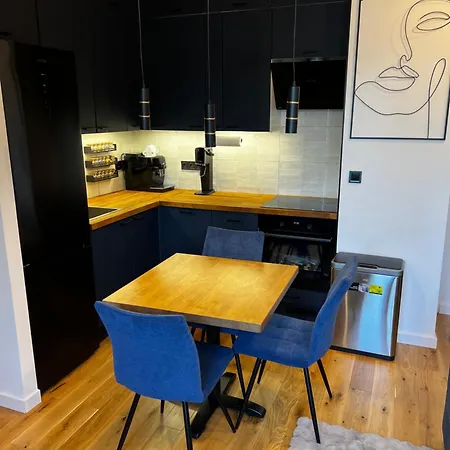 Kopinska Premium Apartment, Cosy & Quiet, Superb Location, Self Check-in Apartment *